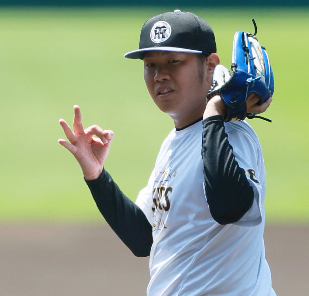 甲子園球場で投球練習する阪神西勇輝（撮影・上山淳一）