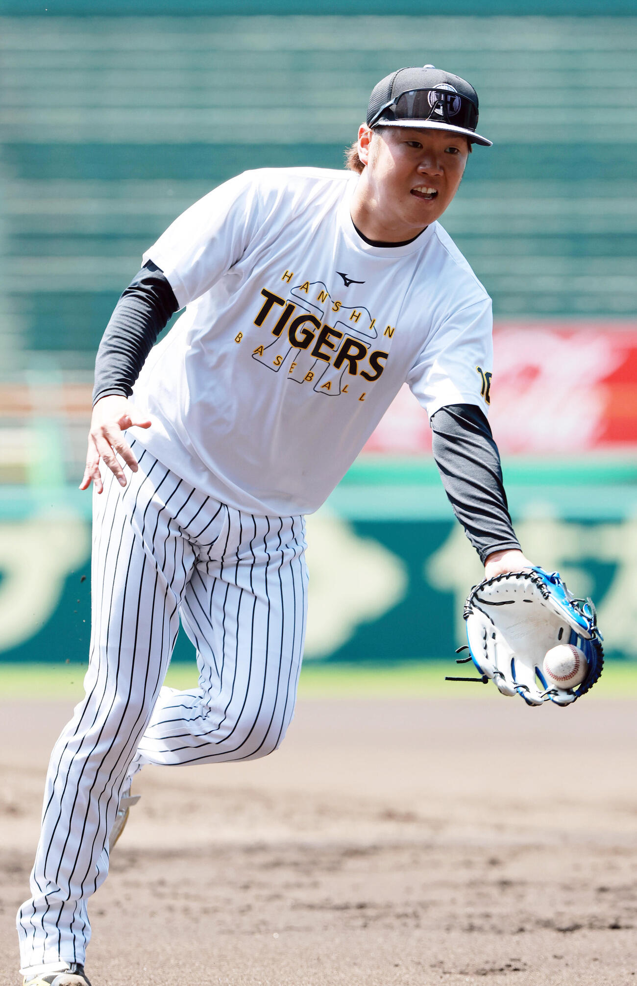 投内連係プレーで本塁へトスする阪神西勇輝（撮影・上山淳一）