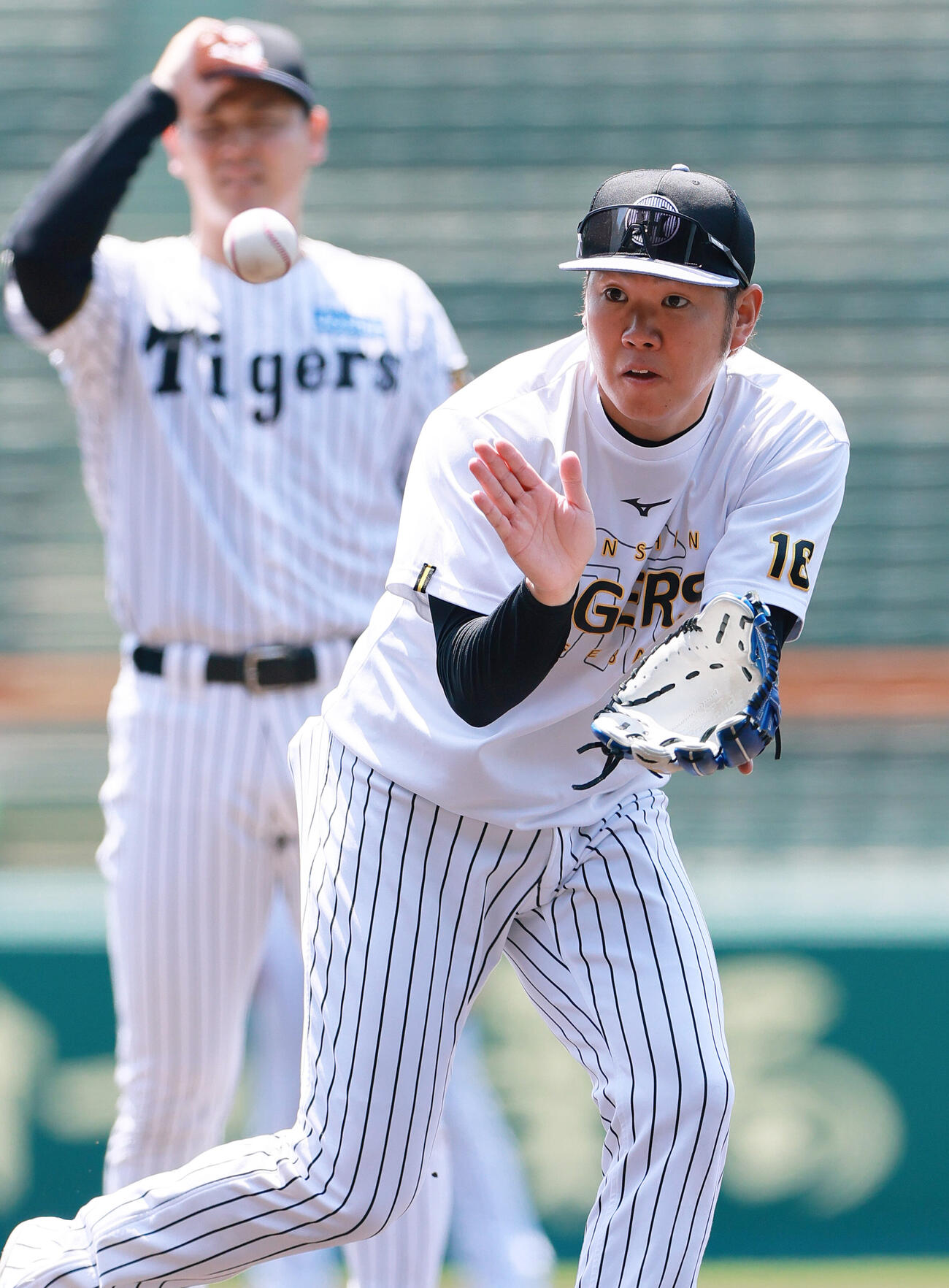 投内連係で汗を流す阪神西勇輝（撮影・上山淳一）