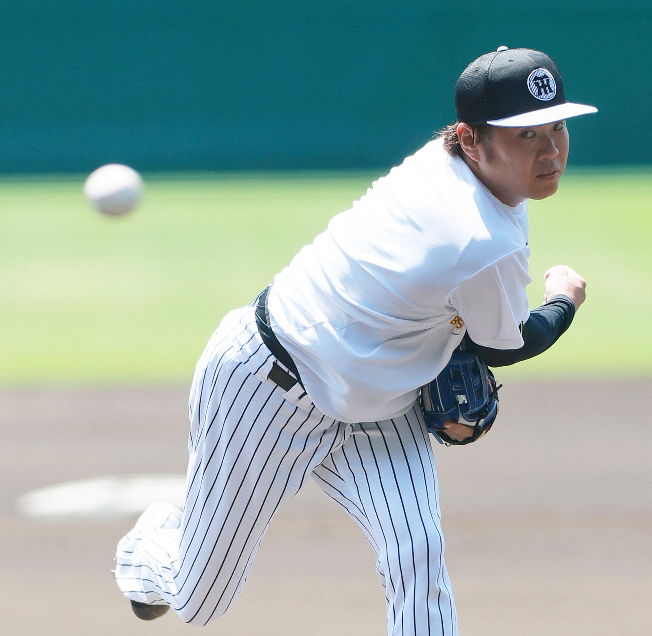 甲子園球場で投球練習する阪神西勇輝（撮影・上山淳一）