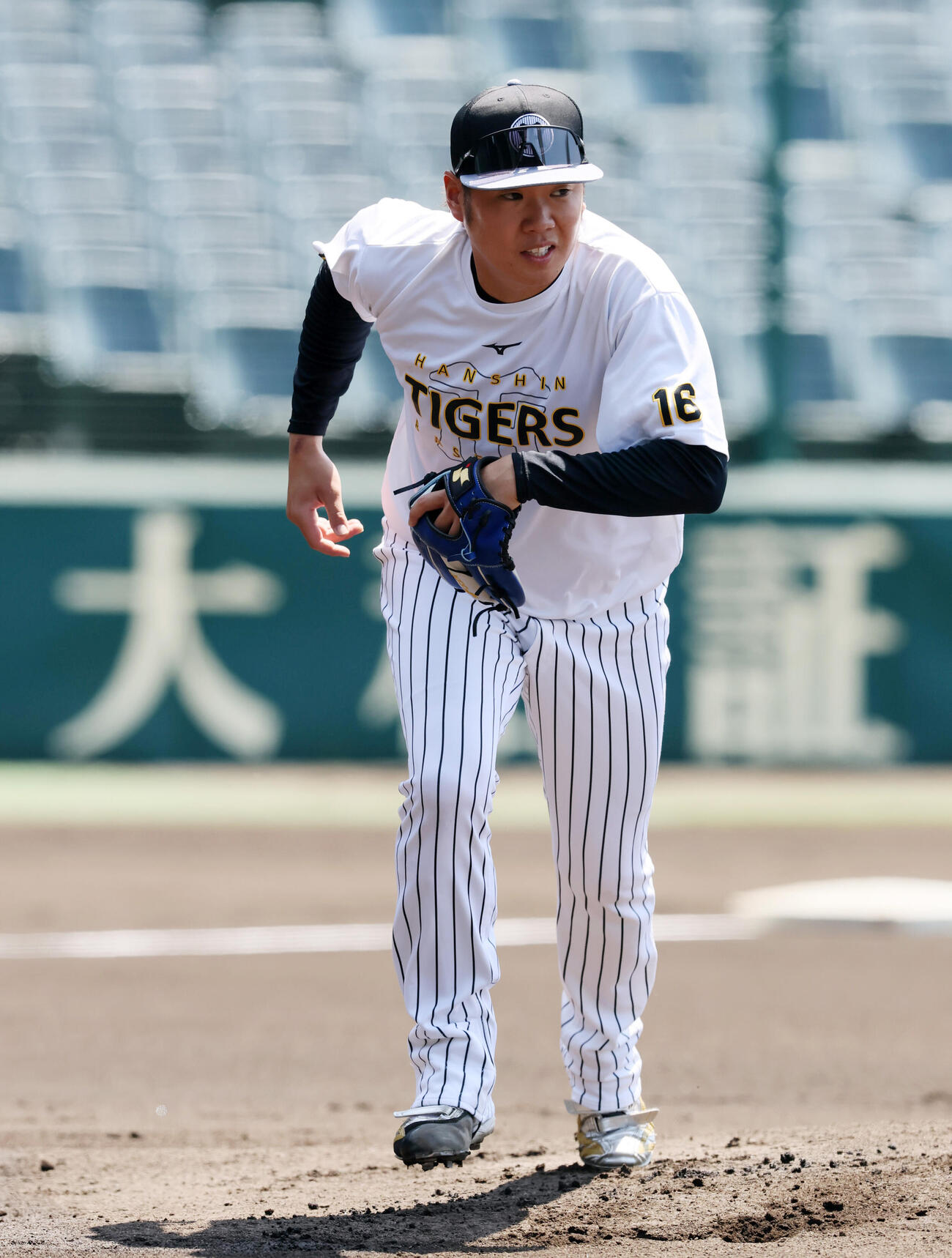 投内連係プレーの練習で一塁に向かってマウンドから駆け出す阪神西勇輝（撮影・加藤哉）