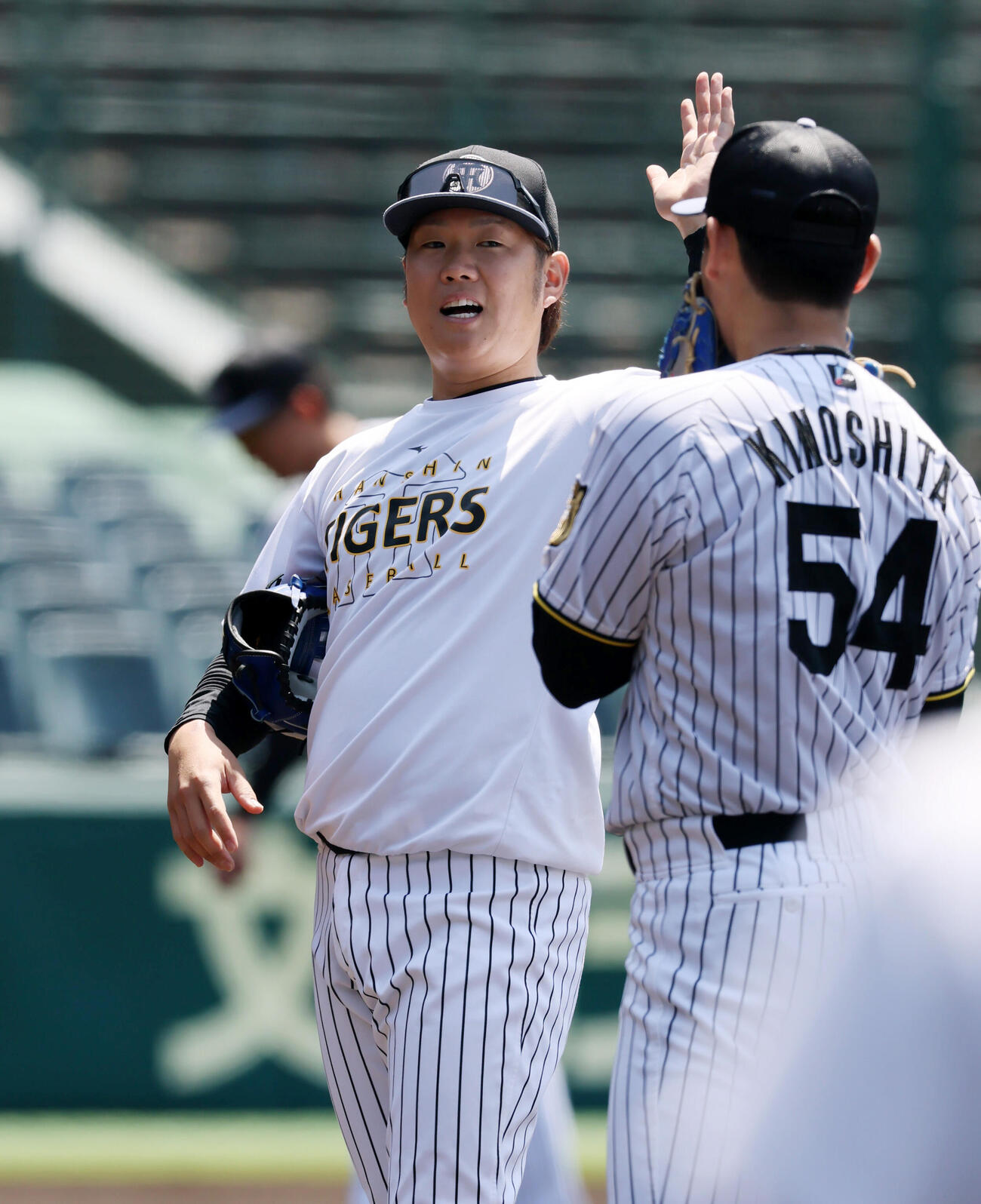 投内連係プレーの練習で木下里都（右）と話す阪神西勇輝（撮影・加藤哉）