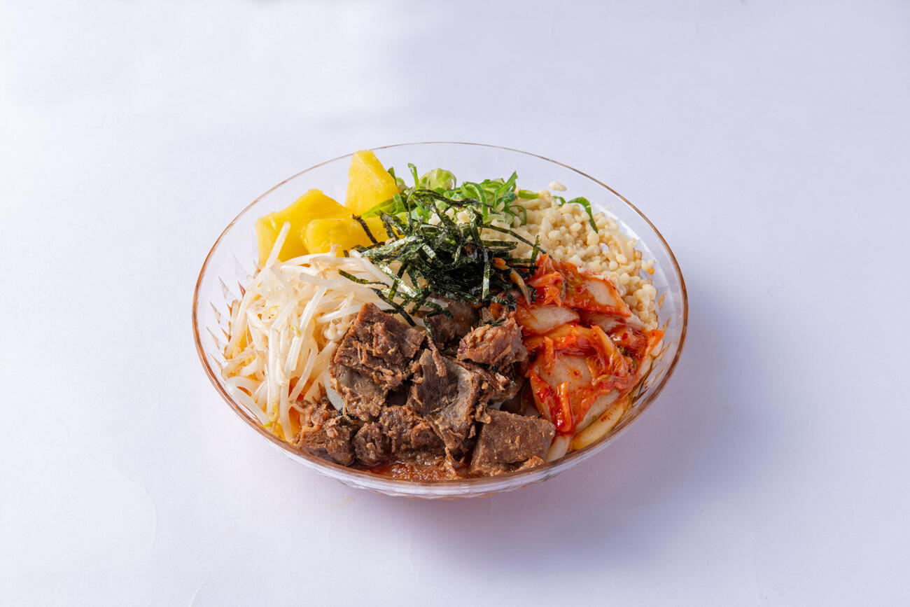 日本生命セ・パ交流戦2026グルメフェア　神戸牛のピリ辛冷やしうどん（阪神電鉄提供）