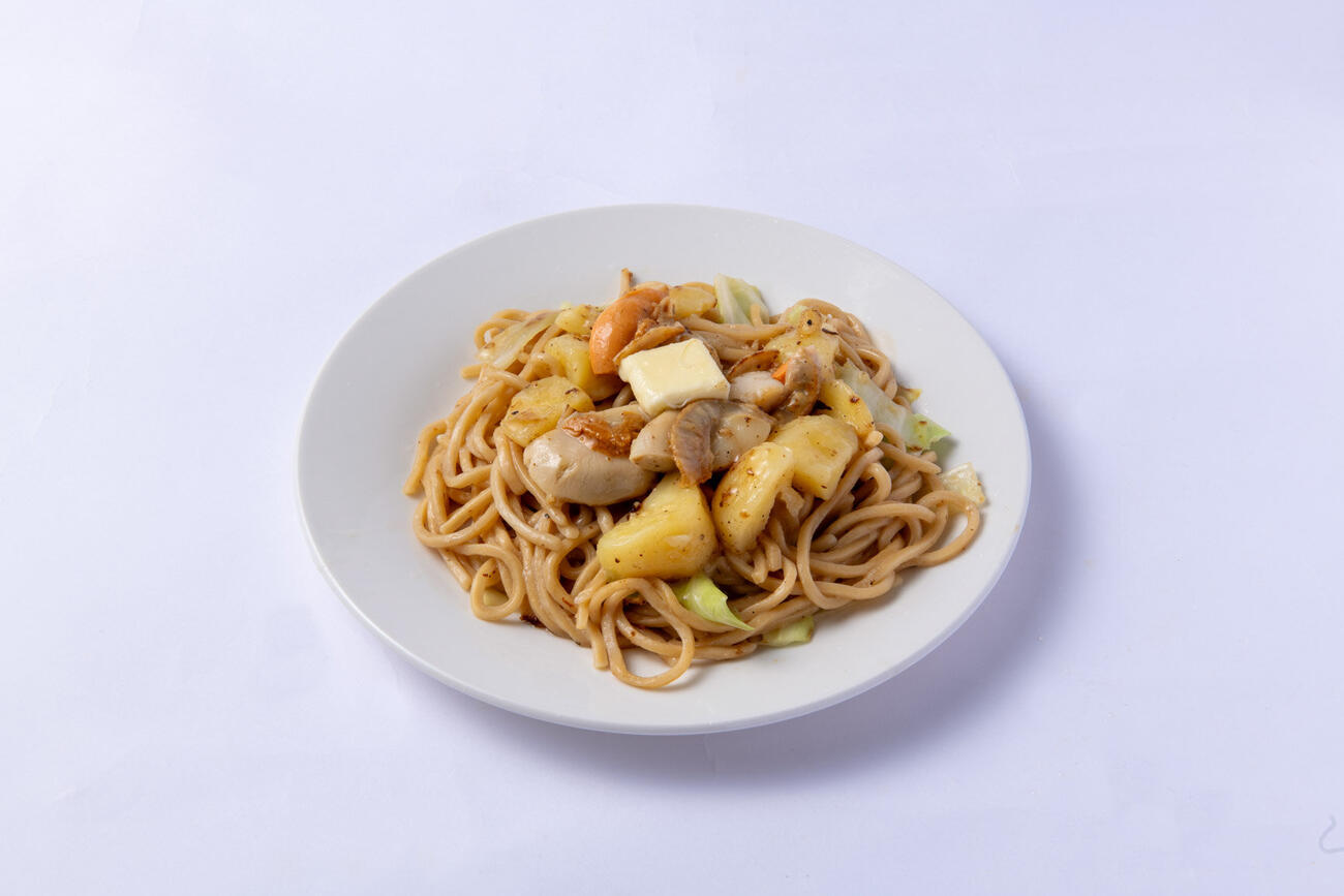 日本生命セ・パ交流戦2026グルメフェア　さっぱりレモンのほたじゃが塩バター焼きそば（阪神電鉄提供）