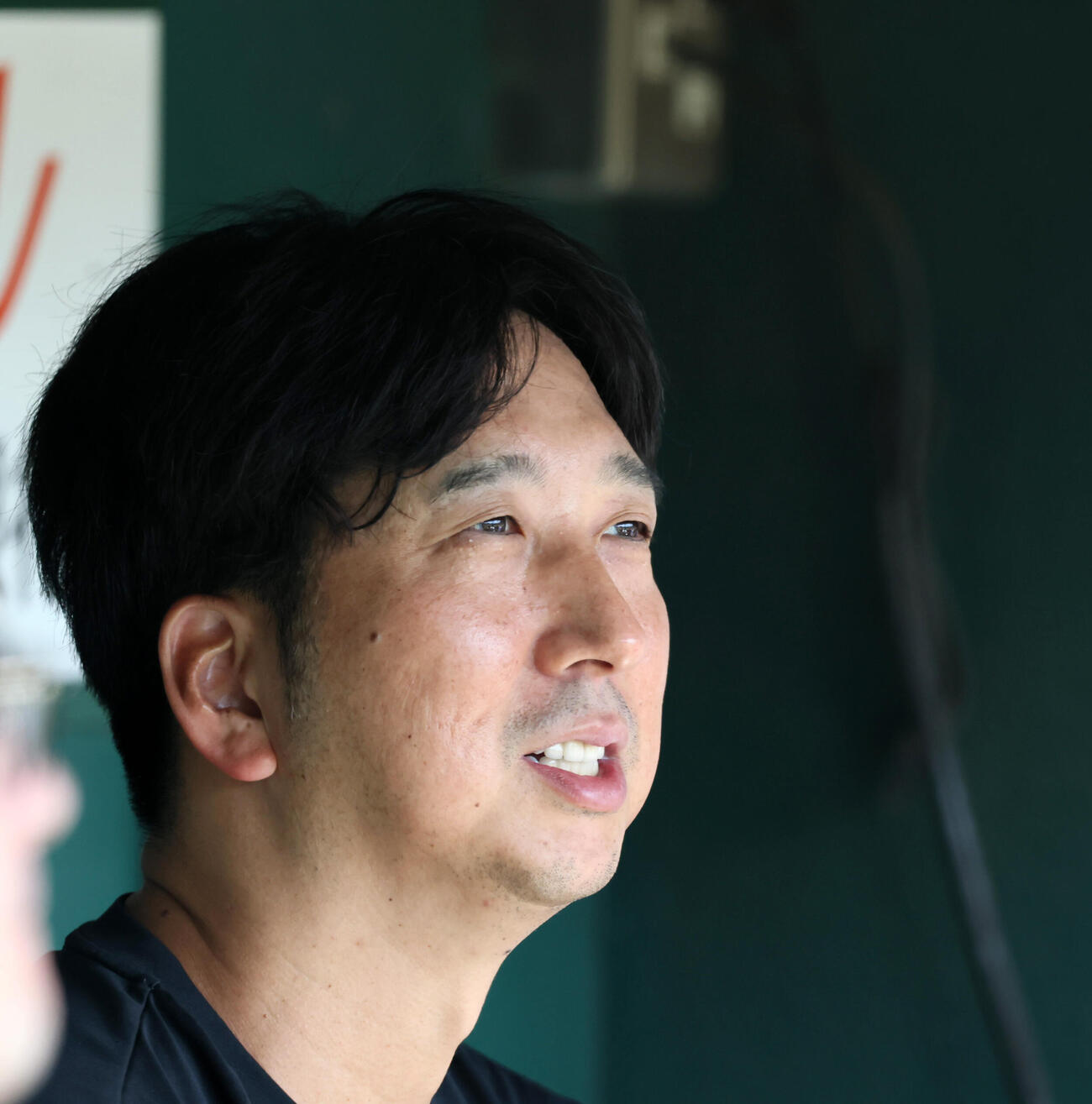 甲子園球場に姿を見せた阪神藤川球児監督は記者の質問に答える（撮影・加藤哉）