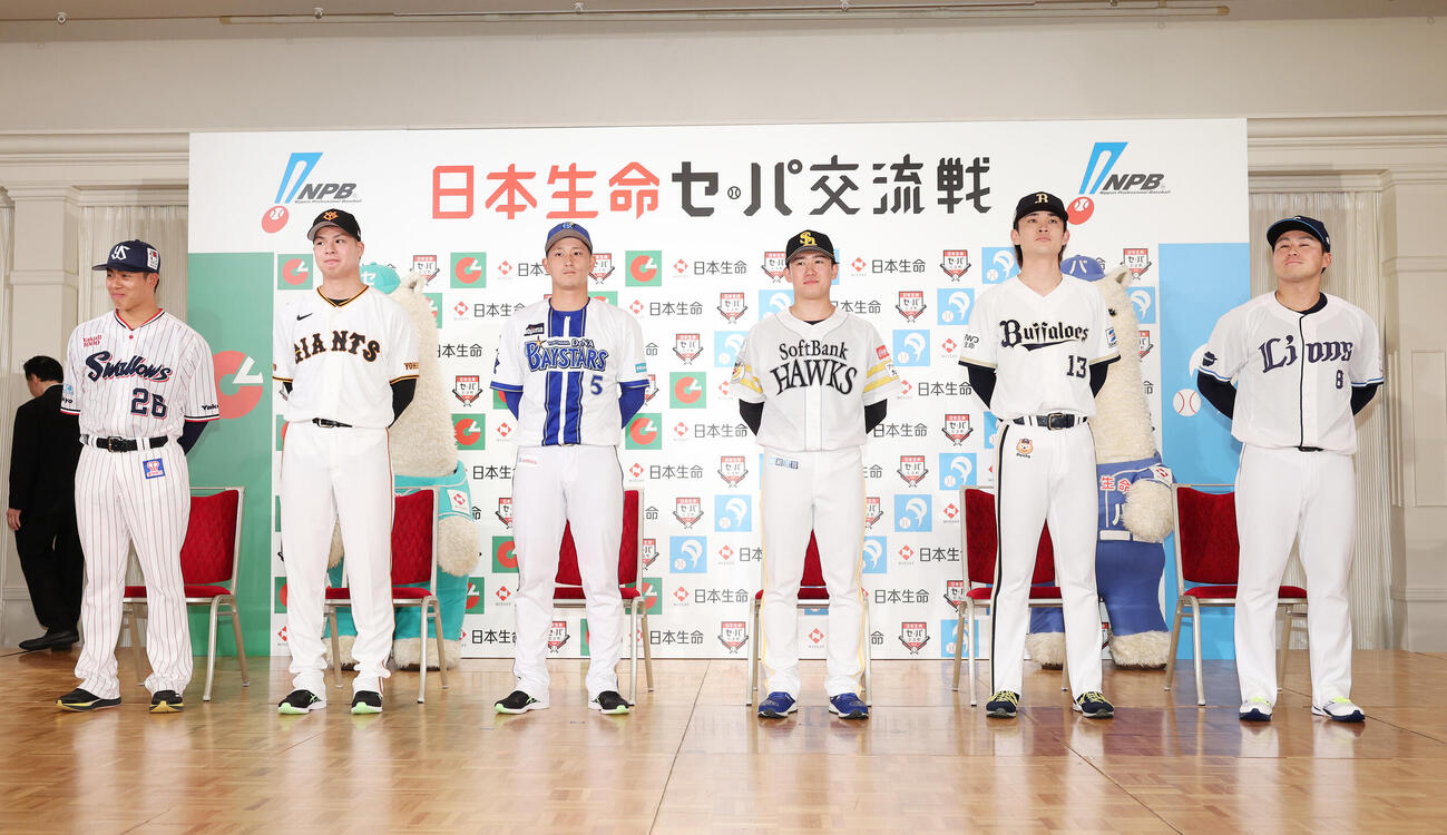 「日本生命セ・パ交流戦」記者会見に臨む、左からヤクルト山野太一、巨人田和廉、DeNA松尾汐恩、ソフトバンク木村光、オリックス寺西成騎。西武渡部聖弥（撮影・鈴木正人）