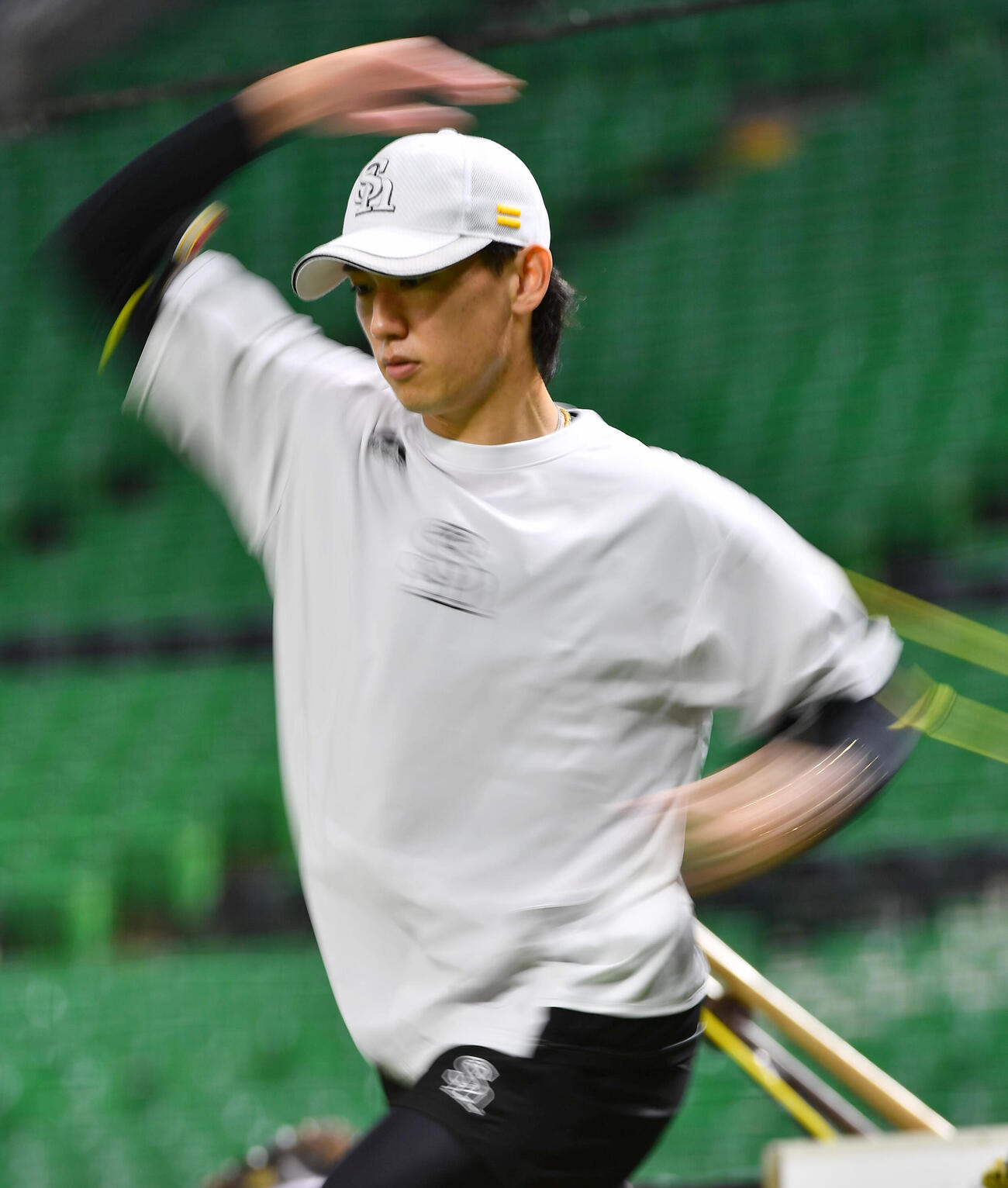トレーニングで腕を回すソフトバンク大津亮介（撮影・岩下翔太）