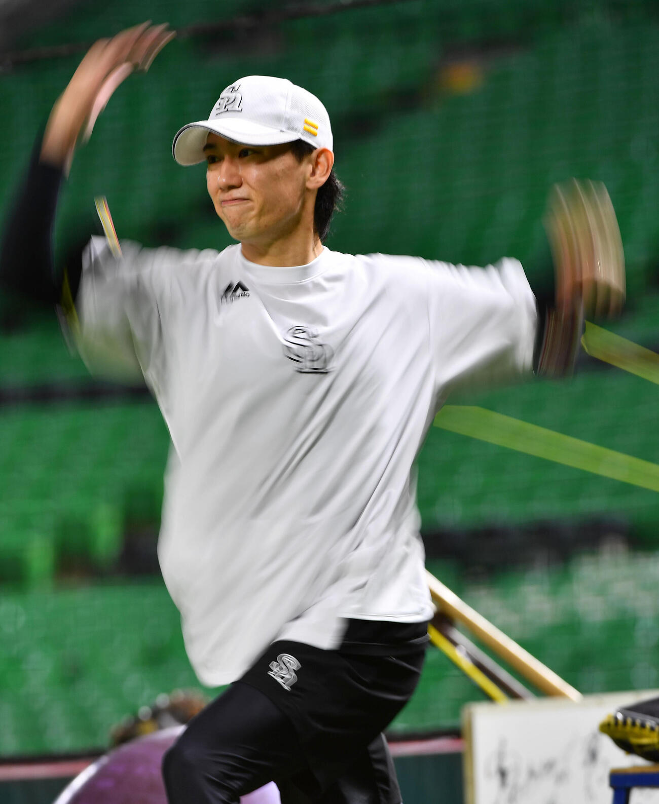 腕を回すソフトバンク大津亮介（撮影・岩下翔太）