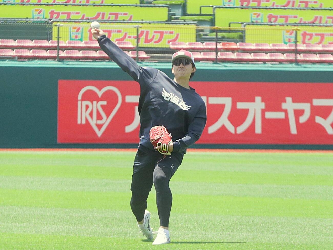 投手練習にてキャッチボールをする楽天荘司康誠投手（撮影・高橋香奈）