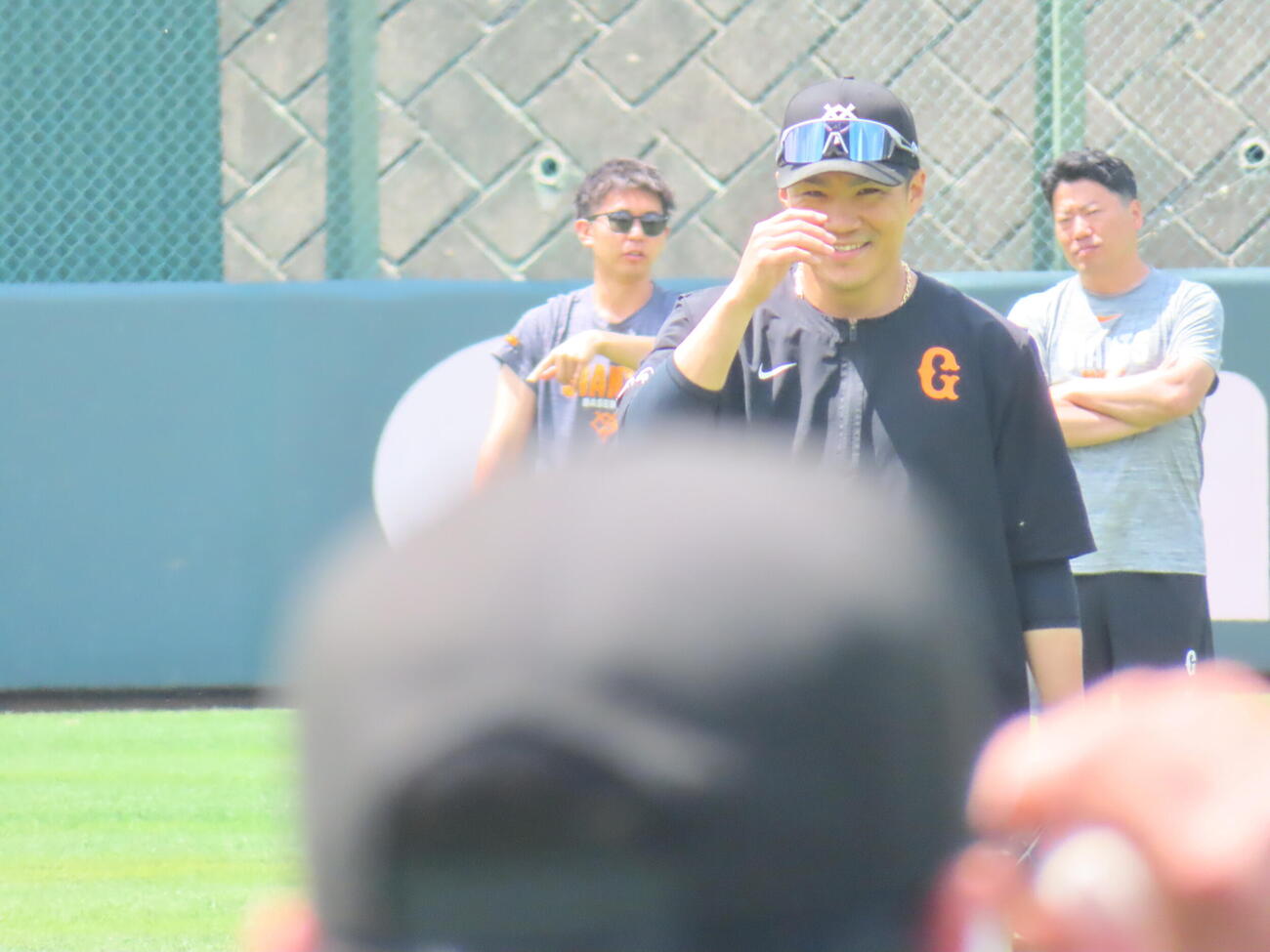投手練習に参加し、キャッチボールを行う巨人則本昂大＝2026年5月25日
