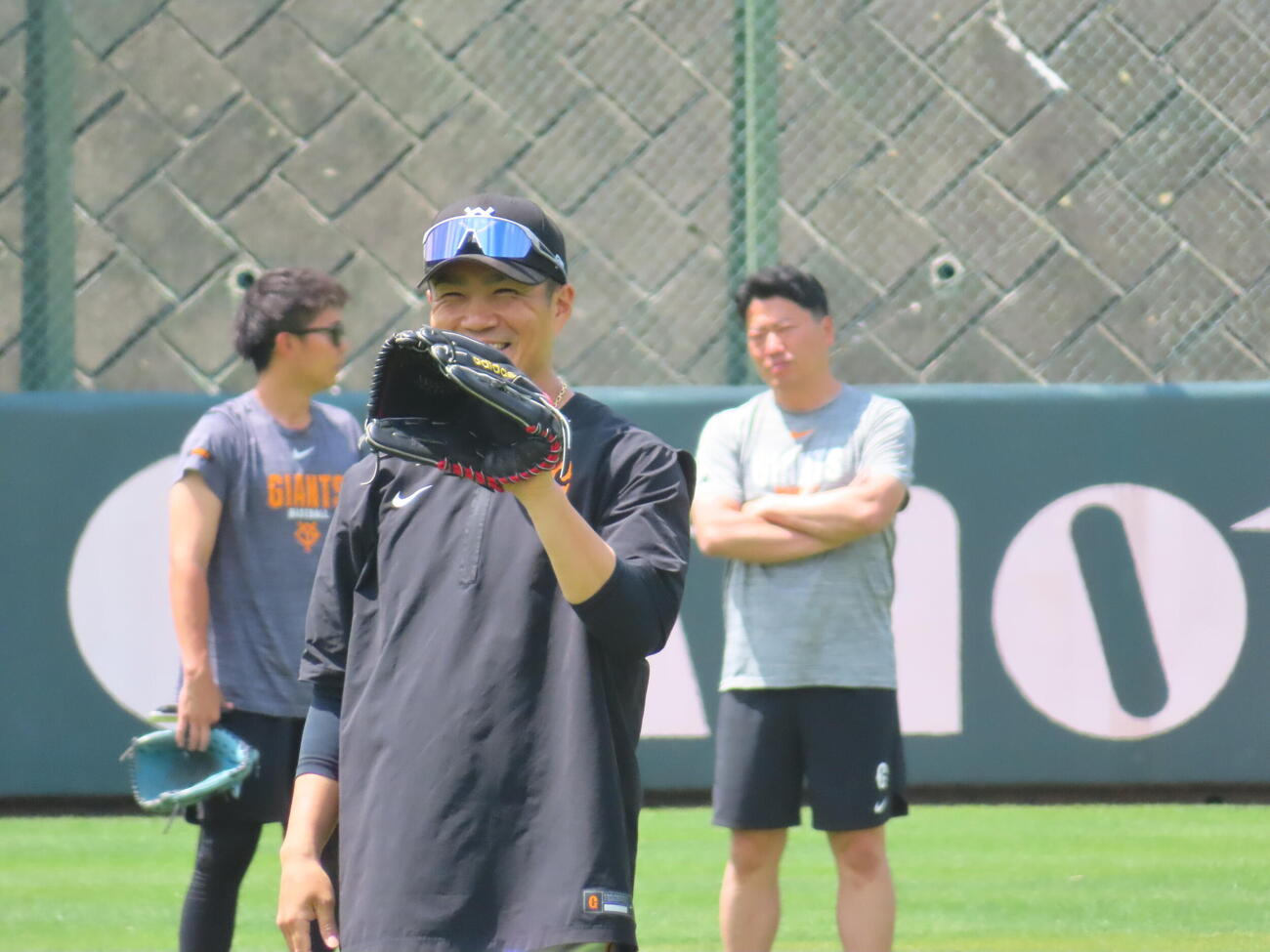 投手練習に参加し、キャッチボールを行う巨人則本昂大＝2026年5月25日