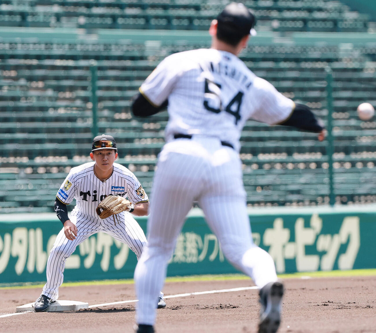 投内連係プレーで三塁を守る阪神立石正広（撮影・上山淳一）