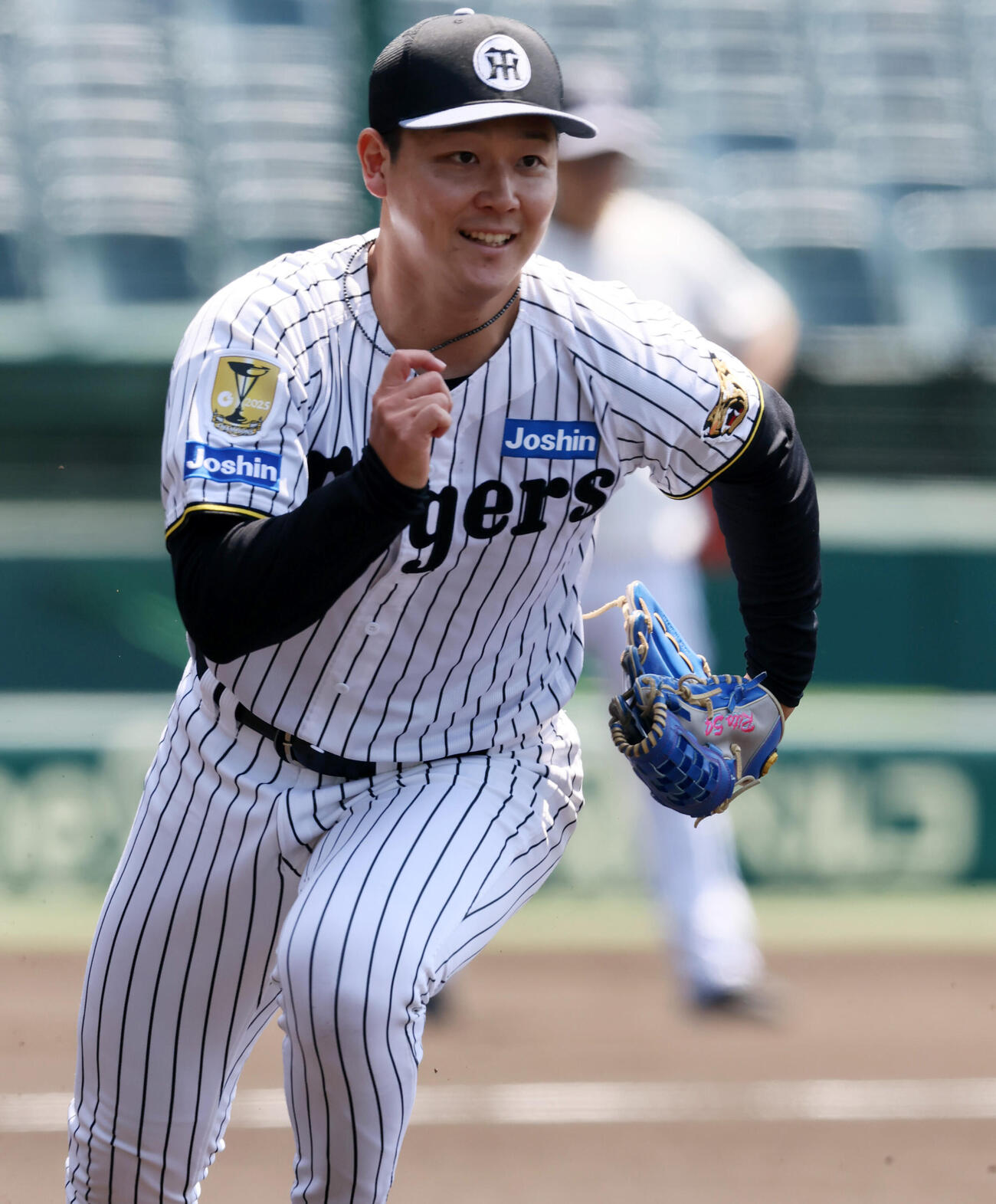 投内連係プレーの練習で一塁に駆け出す阪神木下里都（撮影・加藤哉）