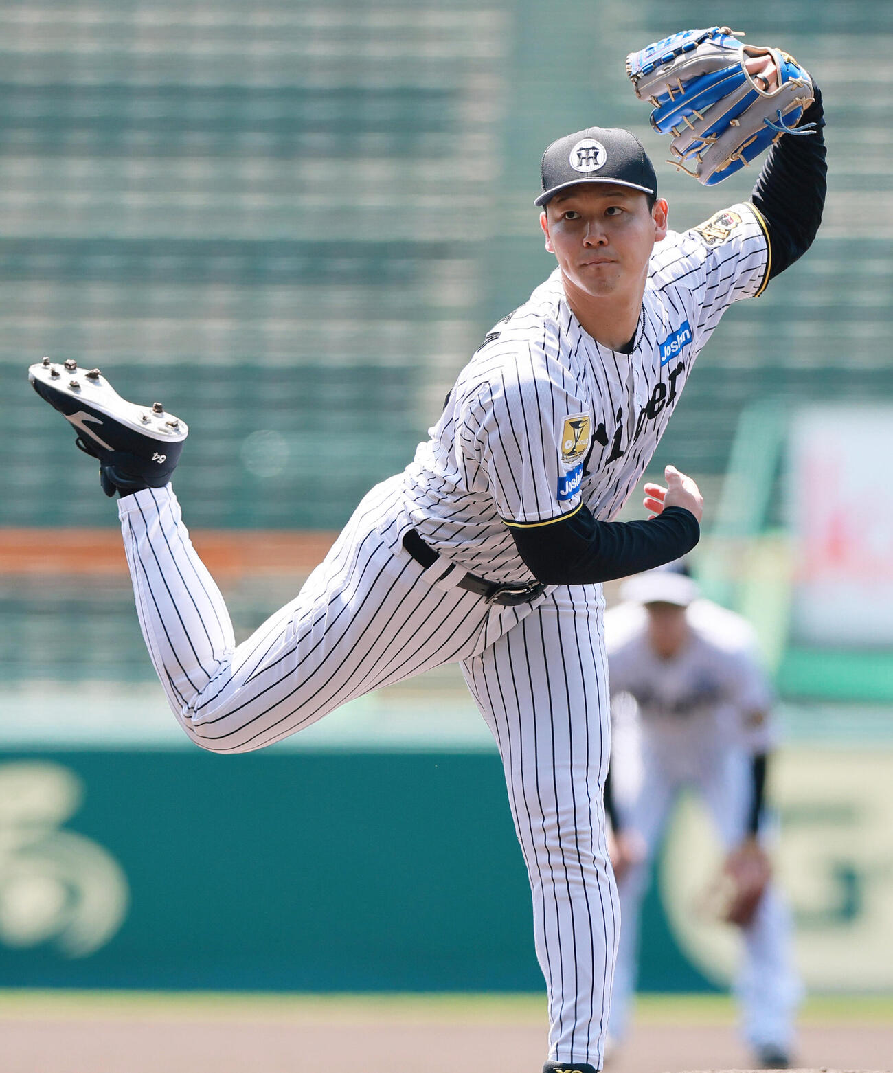 投内連係で汗を流す阪神木下里都（撮影・上山淳一）