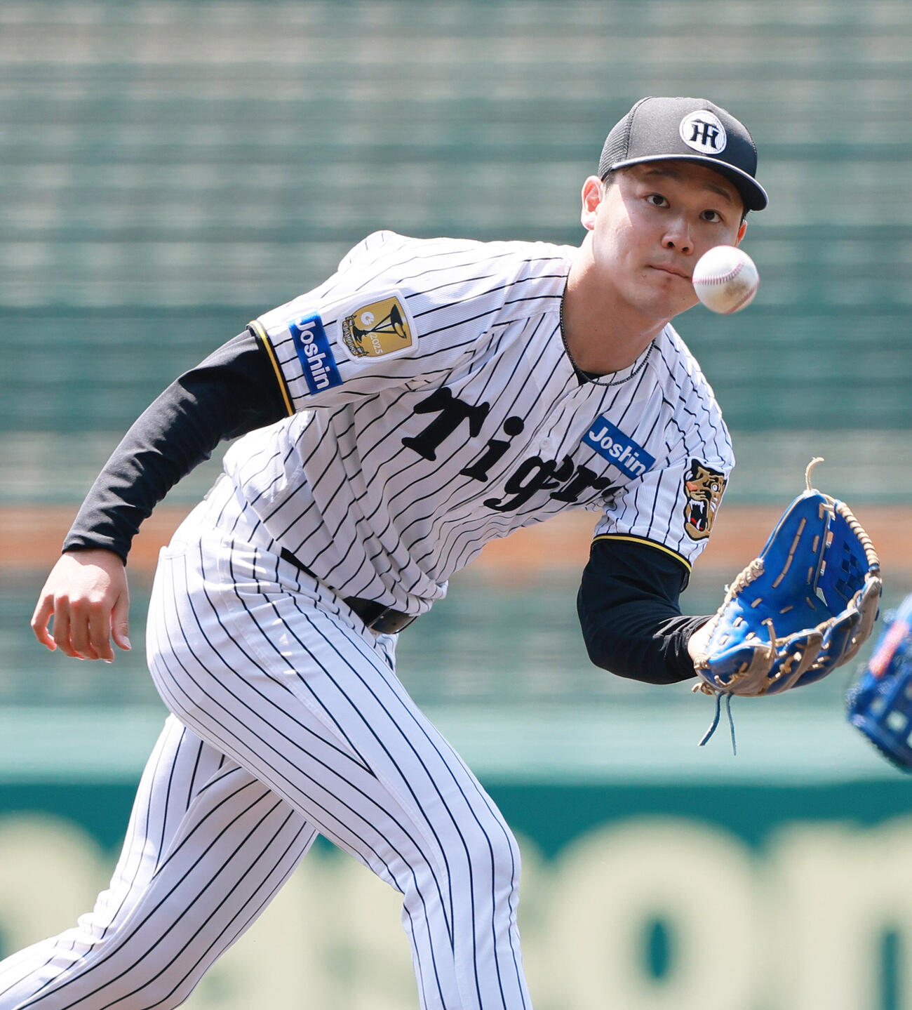 投内連係で汗を流す阪神木下里都（撮影・上山淳一）