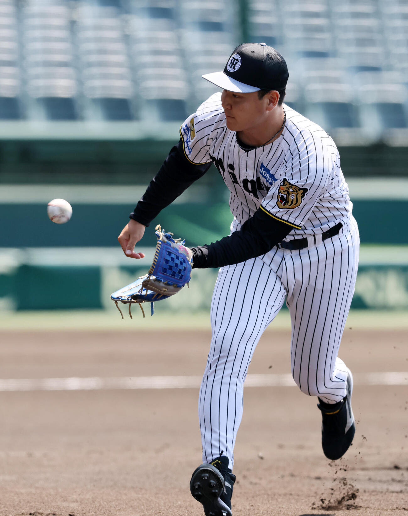 投内連係プレーの練習する阪神木下里都（撮影・加藤哉）