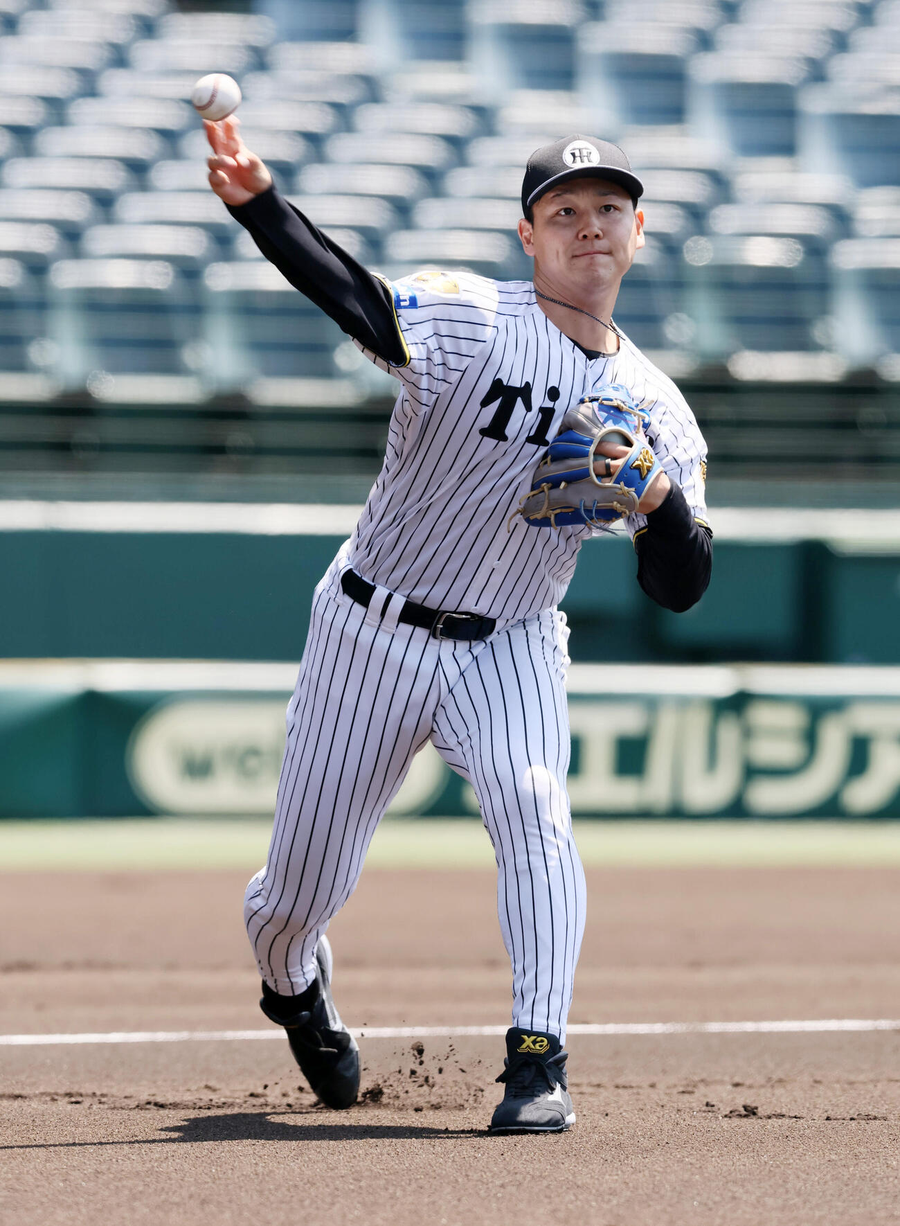 投内連係プレーの練習する阪神木下里都（撮影・加藤哉）