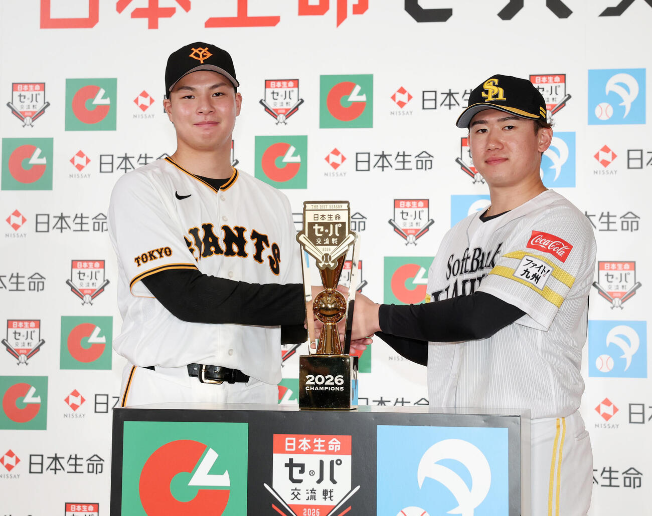 握手を交わす巨人田和廉（左）とソフトバンク木村光（撮影・鈴木正人）