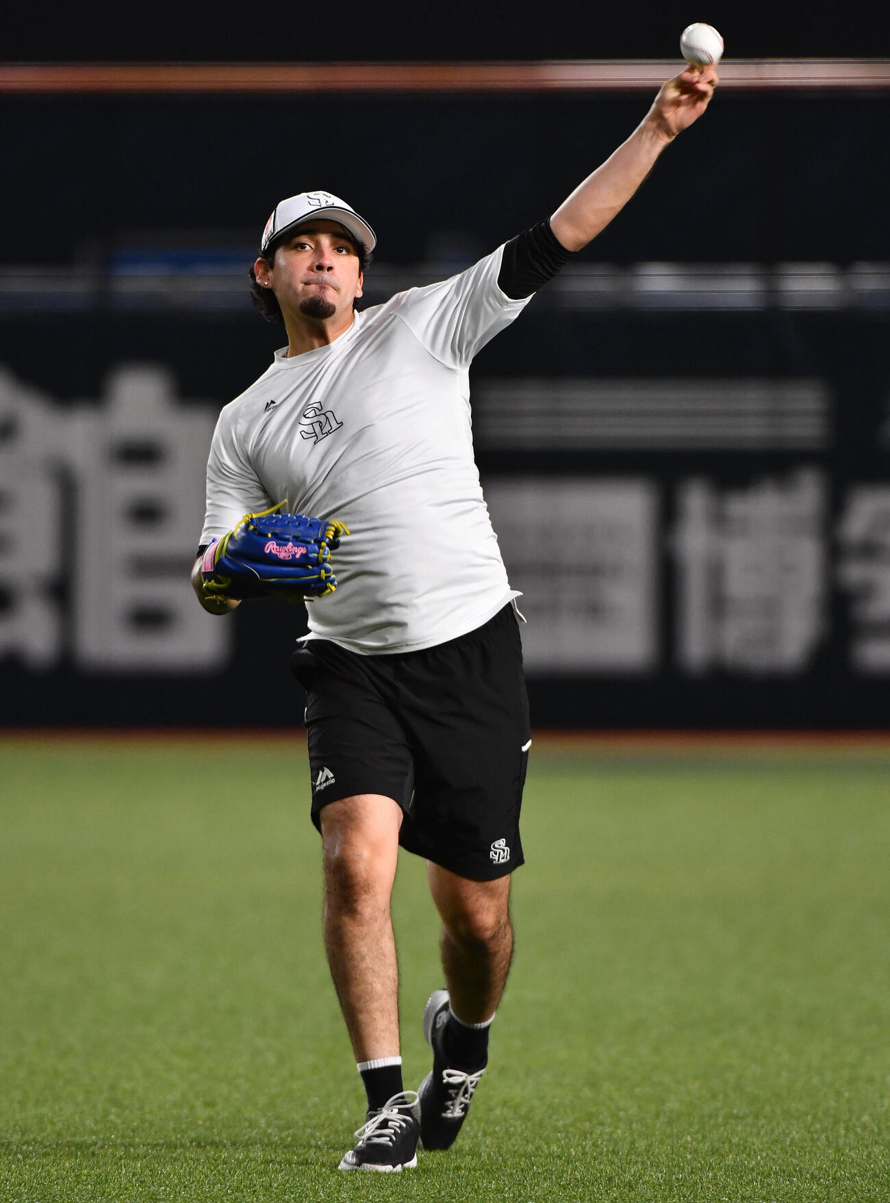 キャッチボールを行うソフトバンクのアレクサンダー・アルメンタ（撮影・岩下翔太）