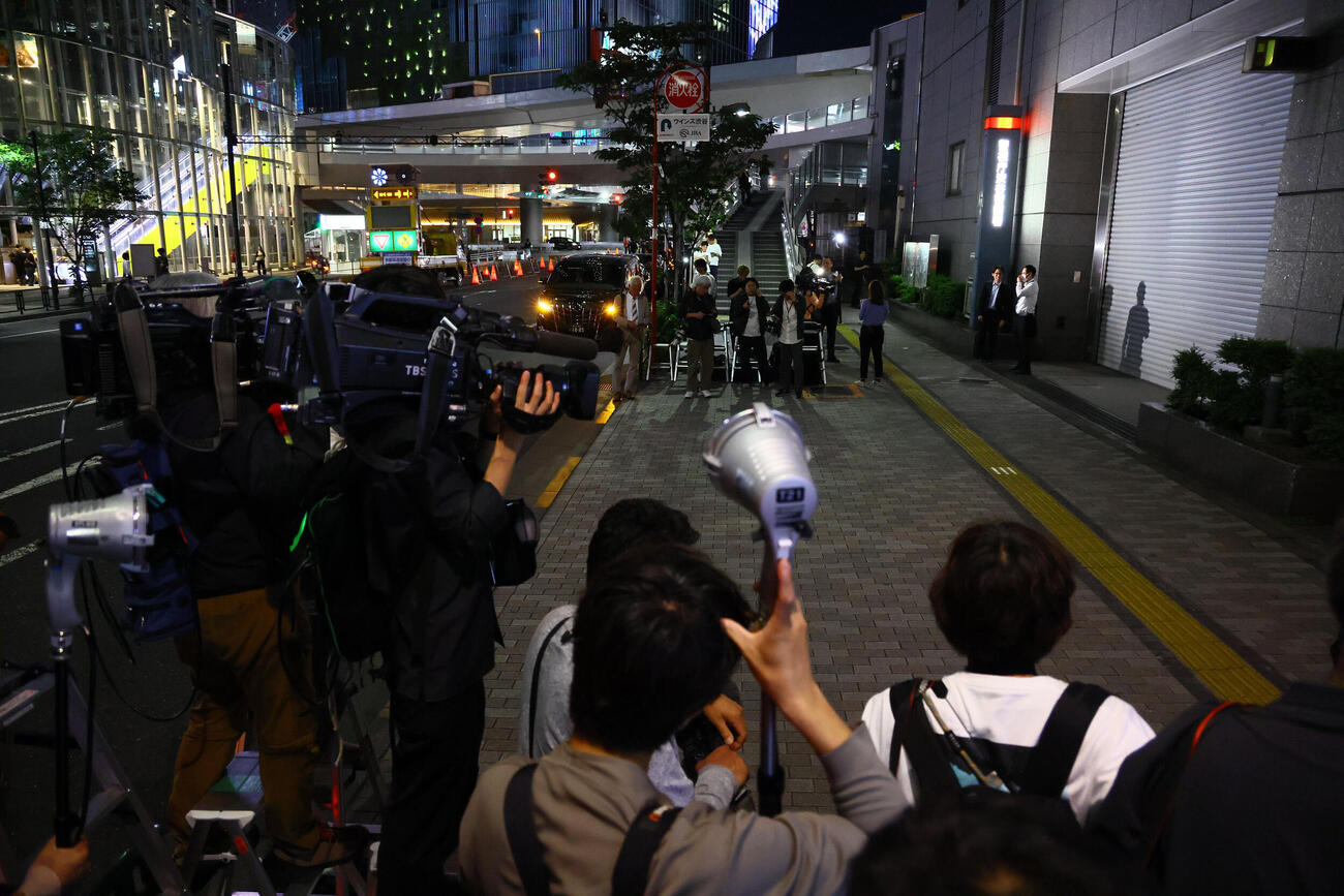 警視庁渋谷署前に集まった多くの報道陣（撮影・藤尾明華）
