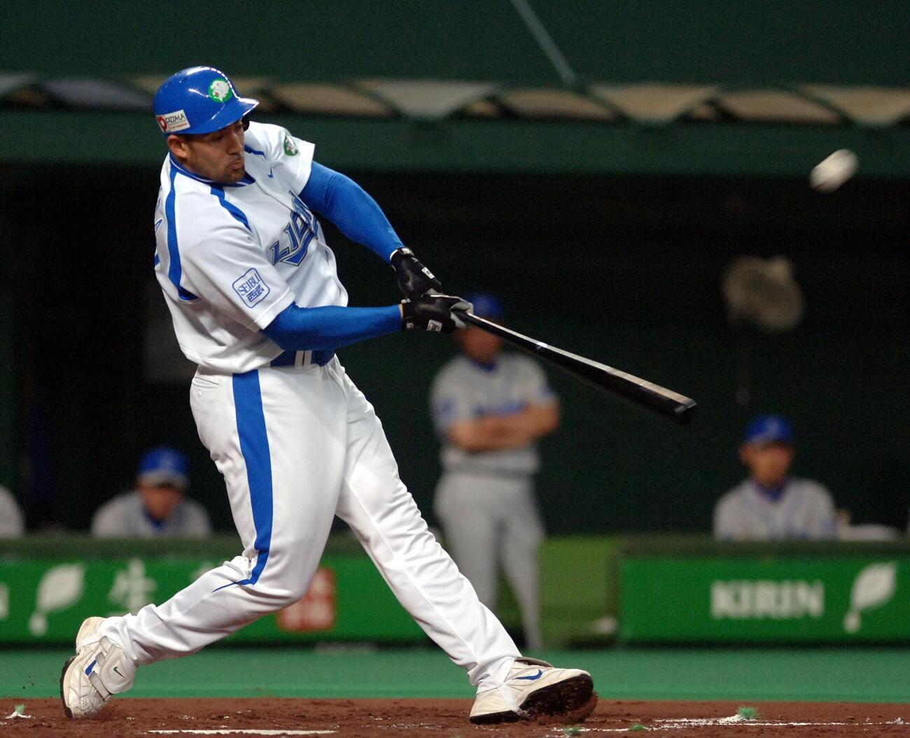 05年6月3日、西武対横浜 2回裏無死、三浦大輔から左越え本塁打を放つカブレラ