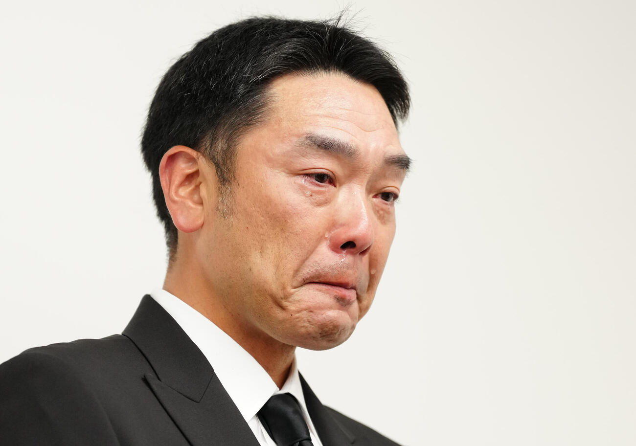 会見で大粒の涙を流す巨人阿部慎之助監督（撮影・鈴木みどり）