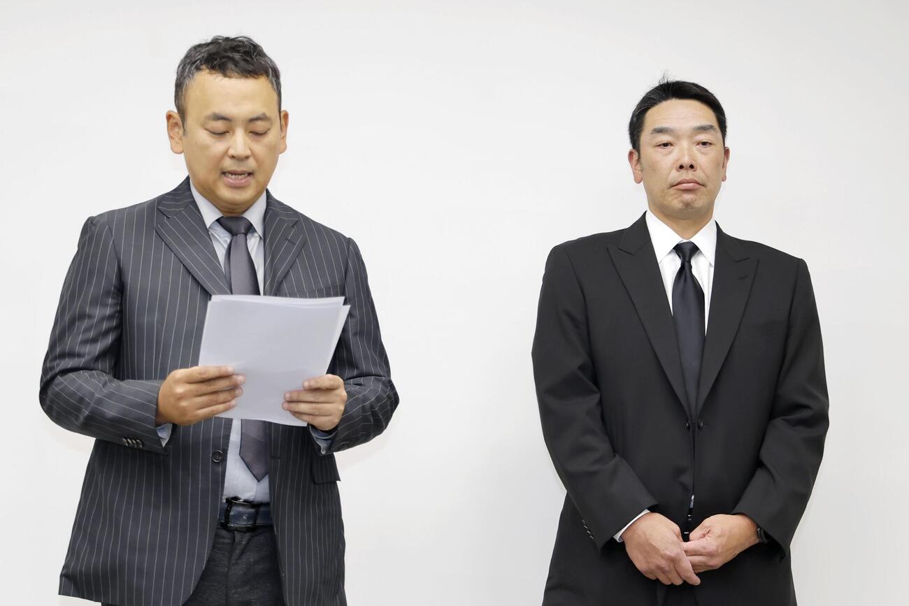 取材に応じるプロ野球巨人の阿部慎之助監督。左は長女の手紙を読む代理人(共同)