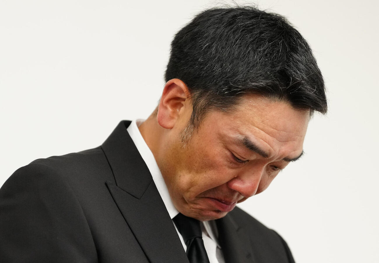 会見で大粒の涙を流す巨人阿部慎之助監督（撮影・鈴木みどり）