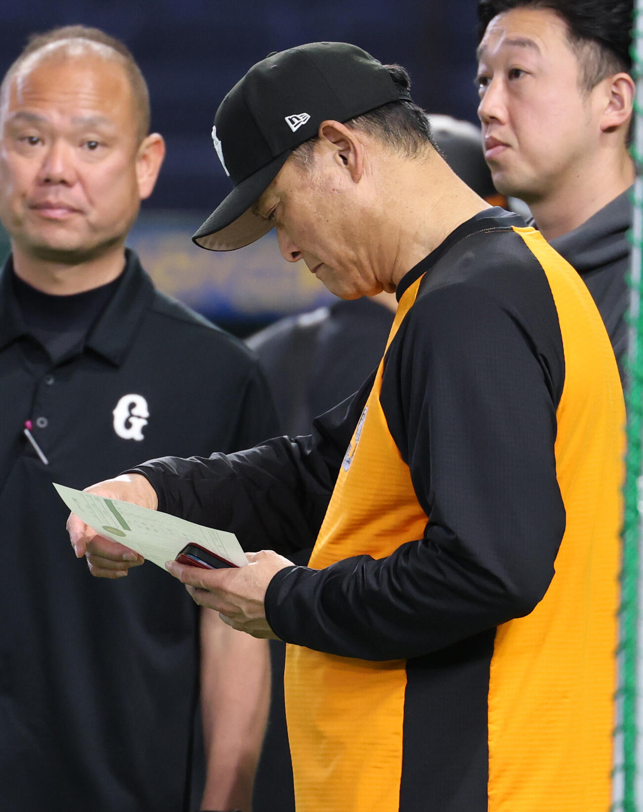 巨人対ソフトバンク　グラウンドに姿を現した巨人橋上秀樹監督代行（撮影・野上伸悟）