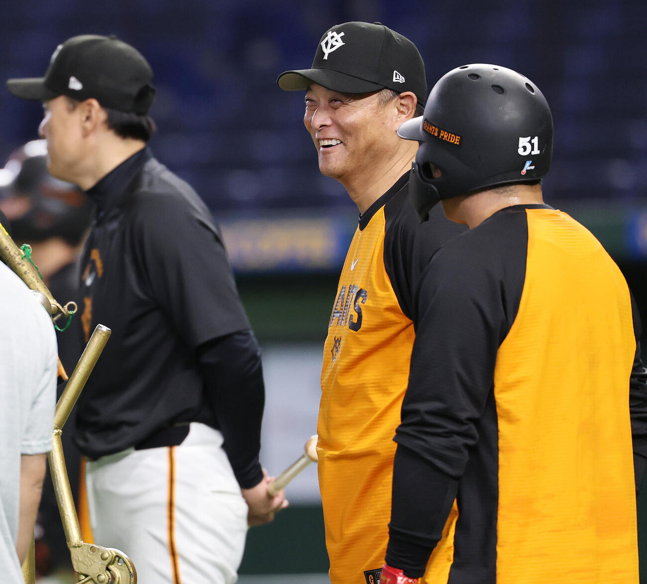 巨人対ソフトバンク　選手と談笑する巨人橋上秀樹監督代行（撮影・野上伸悟）
