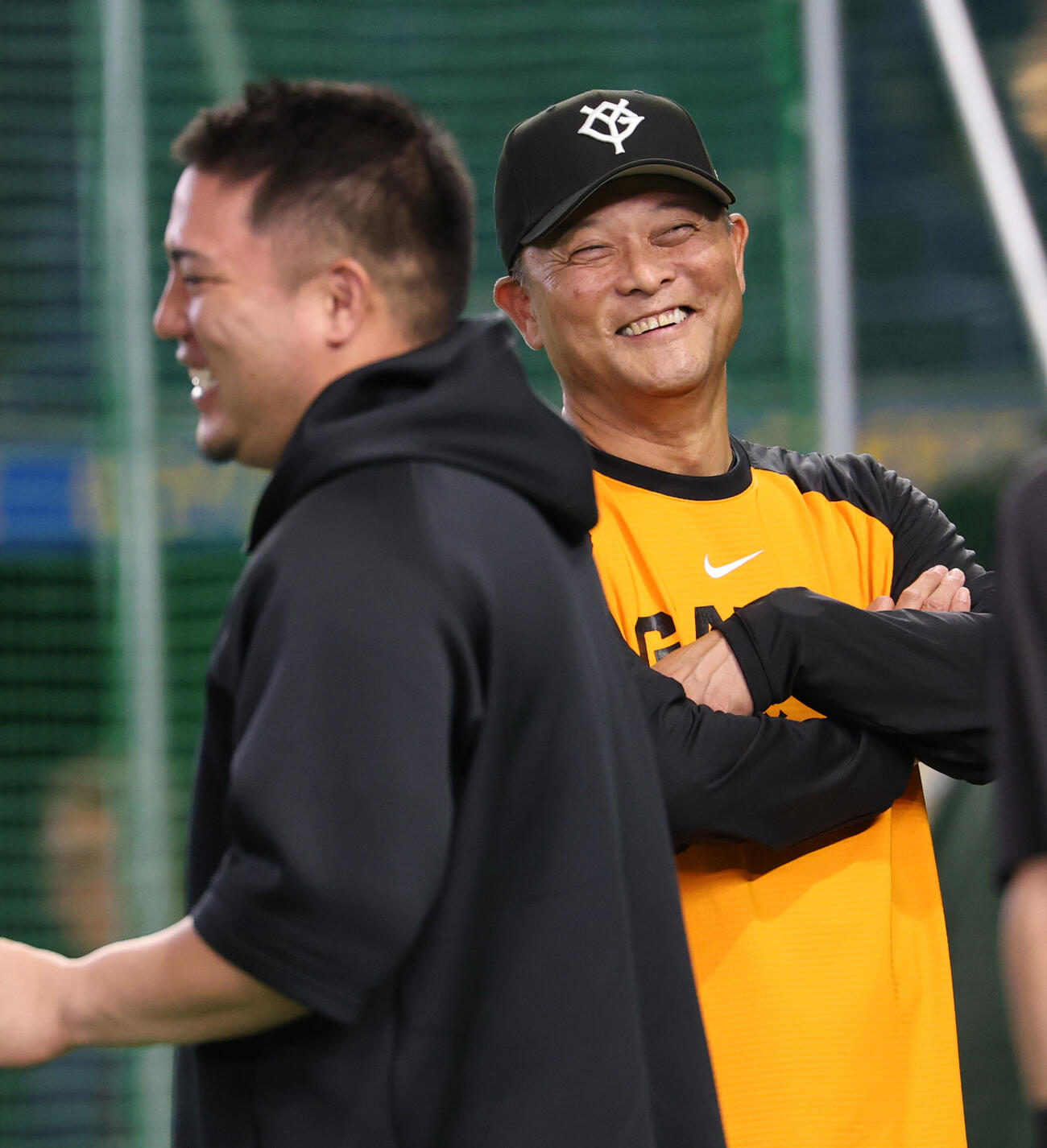巨人対ソフトバンク　ソフトバンク山川穂高（手前）らと談笑する巨人橋上秀樹監督代行（撮影・野上伸悟）