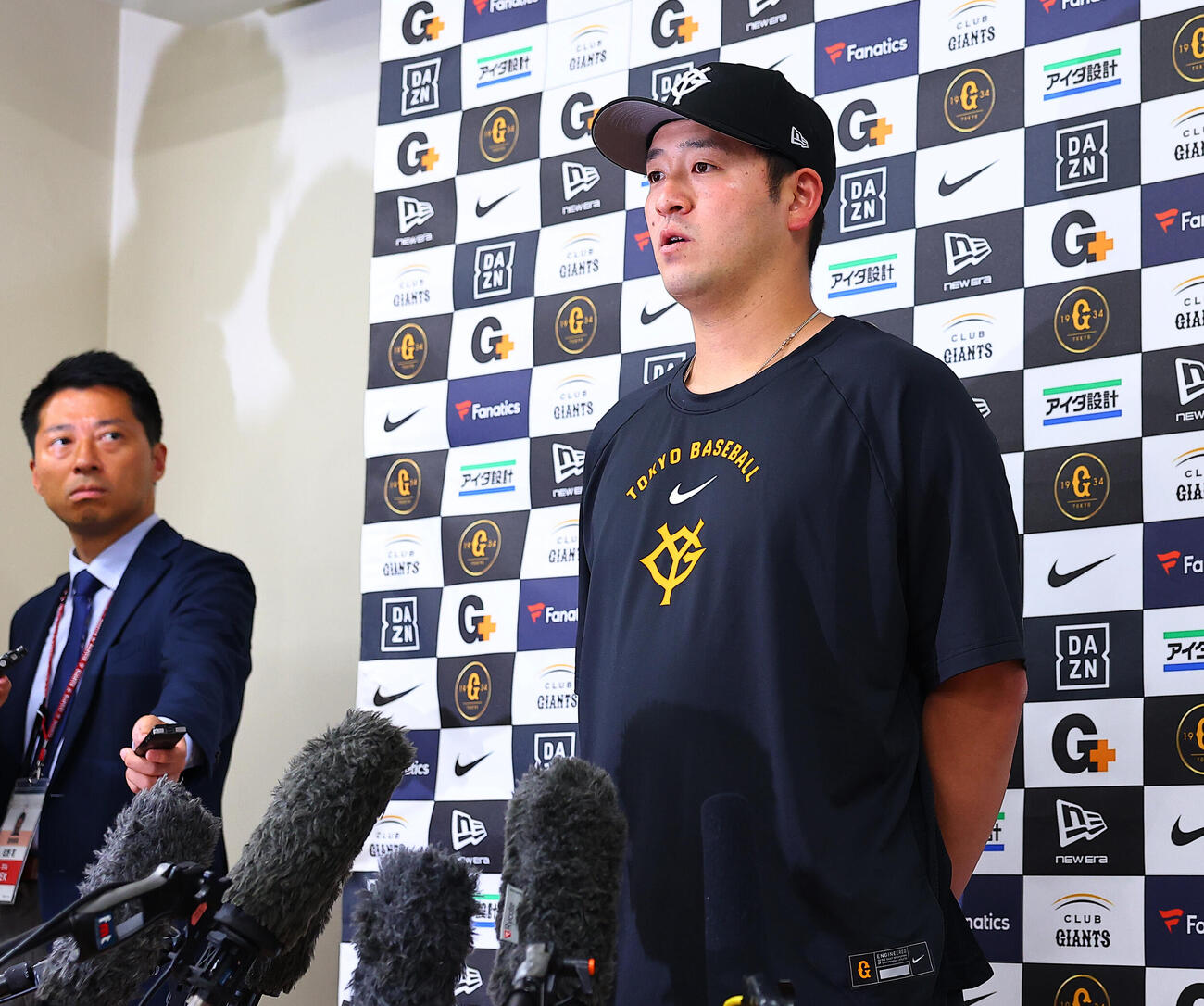 巨人対ソフトバンク　阿部慎之助監督の辞任を受け、試合前に会見する巨人岸田行倫（撮影・野上伸悟）