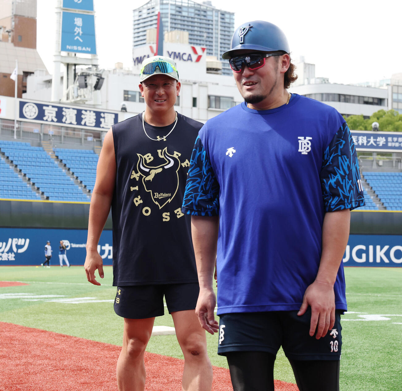 DeNA対オリックス　試合前練習で談笑するオリックス杉本裕太郎（左）とDeNA戸柱恭孝（撮影・宮地輝）