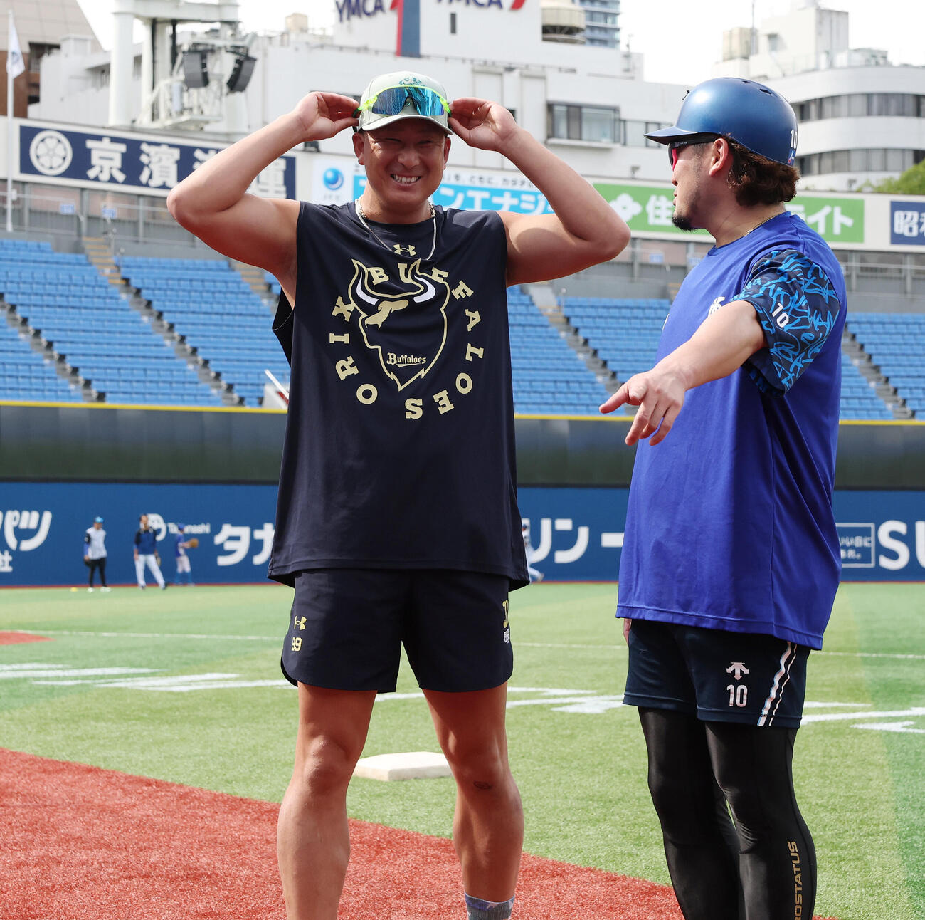 DeNA対オリックス　試合前練習で談笑するオリックス杉本裕太郎（左）とDeNA戸柱恭孝（撮影・宮地輝）