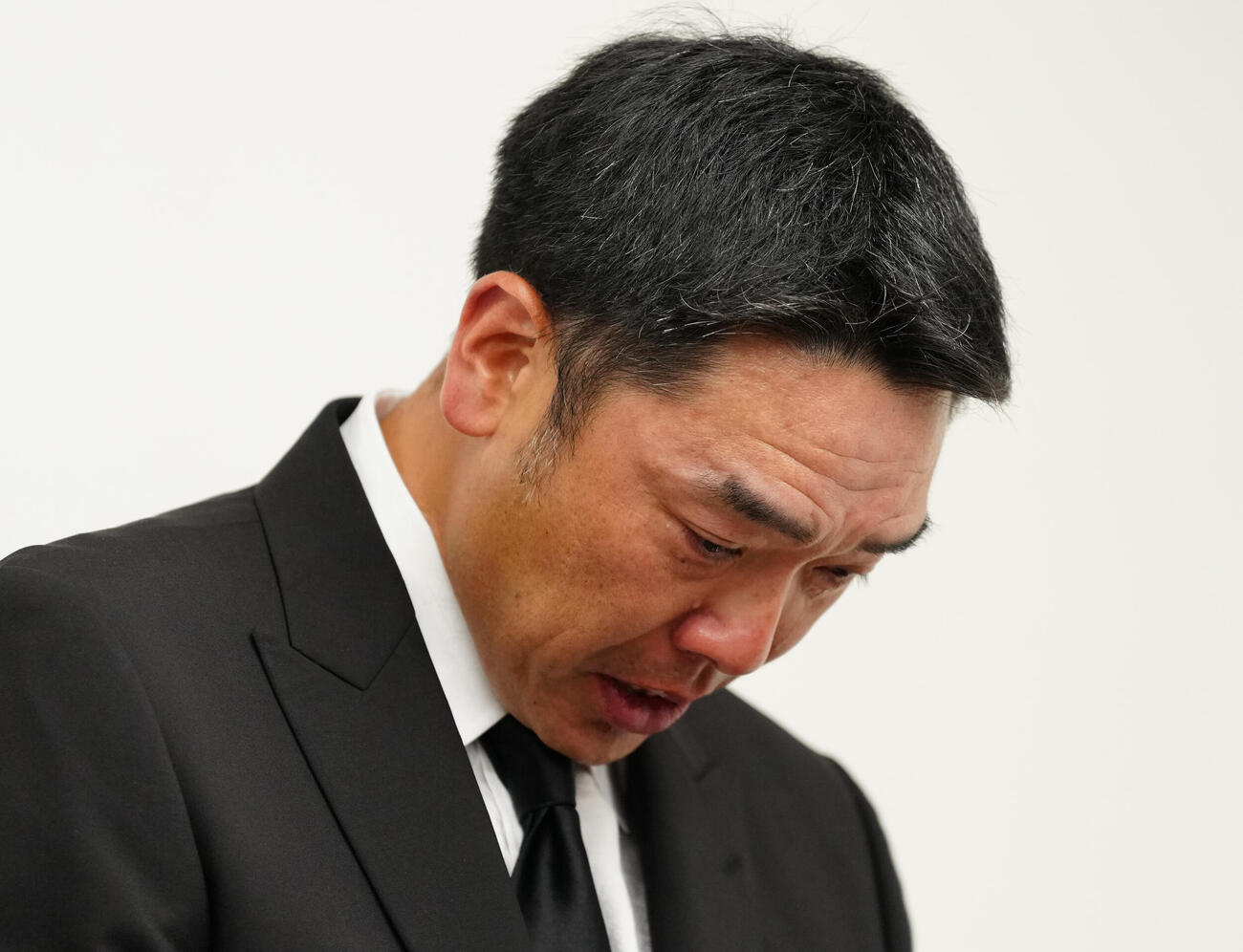 会見で涙を流す巨人阿部慎之助監督（撮影・鈴木みどり）