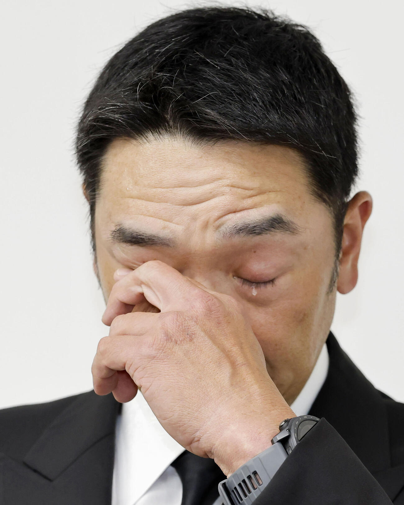 取材対応で涙を流すプロ野球巨人の阿部慎之助監督(共同)