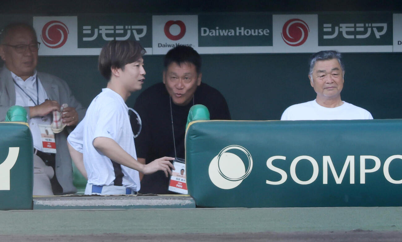 阪神対日本ハム　川藤幸三氏（右）と話す日本ハム島本浩也（撮影・加藤哉）