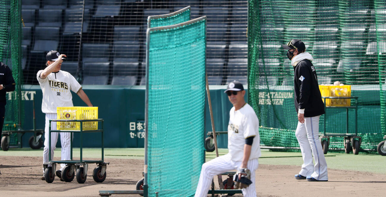 阪神対日本ハム　阪神和田豊ヘッドコーチ（左）にあいさつする日本ハム新庄剛志監督（撮影・加藤哉）