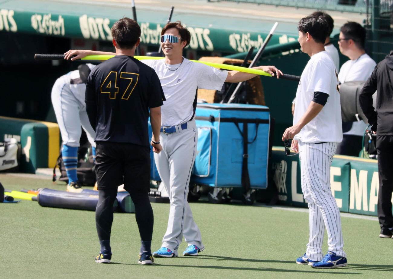 阪神対日本ハム　ベンチ前で阪神桐敷拓馬（左）らと話す日本ハム島本浩也（撮影・加藤哉）