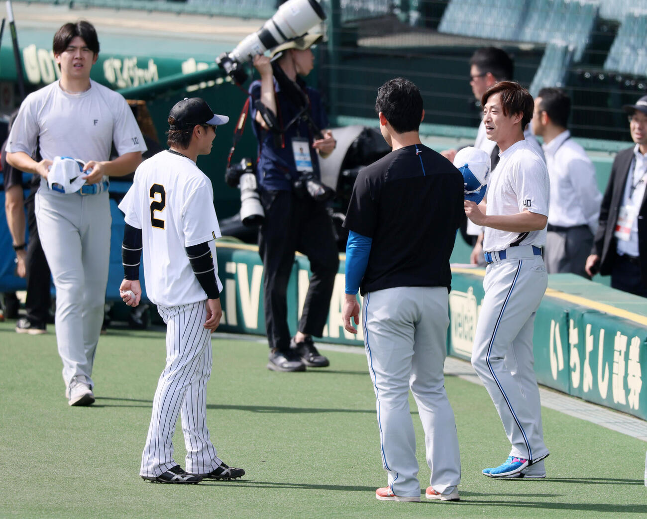 阪神対日本ハム　阪神梅野隆太郎（左）とあいさつする日本ハム島本浩也（撮影・加藤哉）
