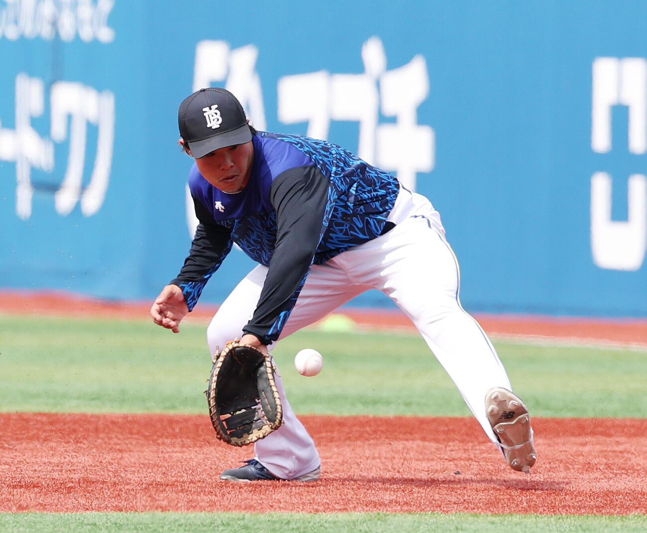 DeNA対オリックス　試合前練習でノックを受けるDeNA井上朋也（撮影・宮地輝）