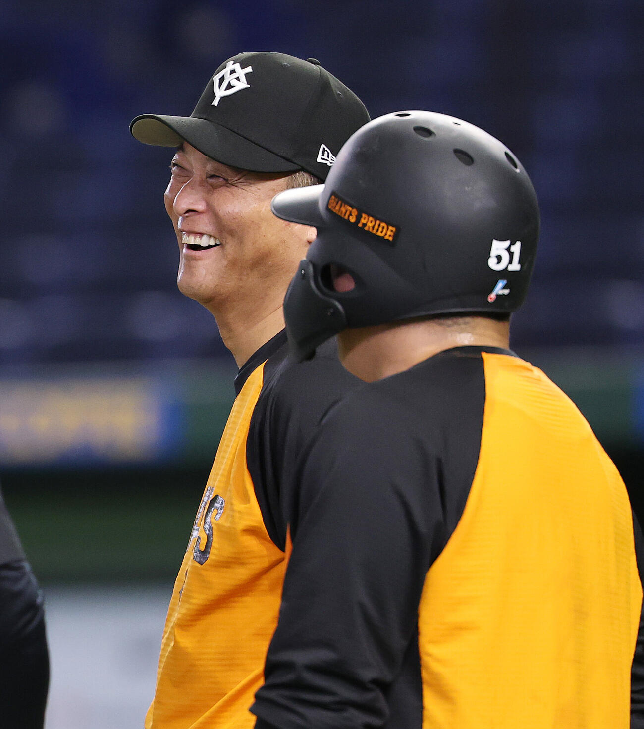巨人対ソフトバンク　選手と談笑する巨人橋上秀樹監督代行（撮影・野上伸悟）＝2026年5月26日