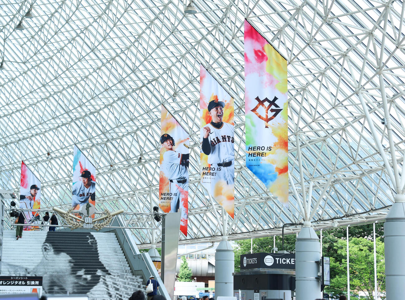東京ドーム場外に吊るされている巨人阿部慎之助監督ののぼり（撮影・増田悦実）