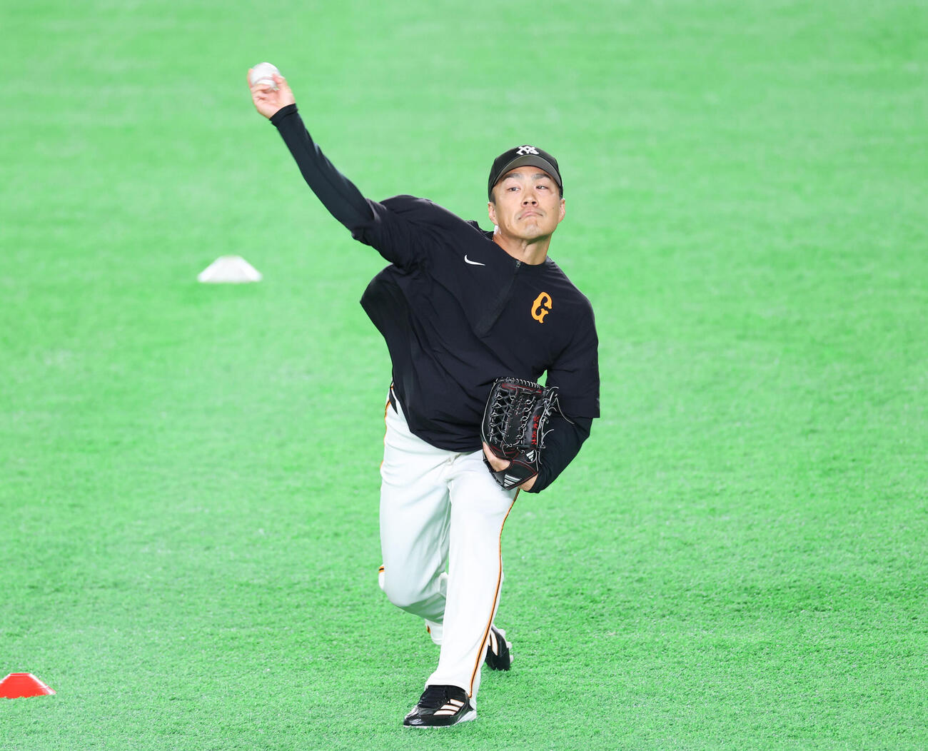 巨人対ソフトバンク　キャッチボールをする巨人則本昂大（撮影・増田悦実）