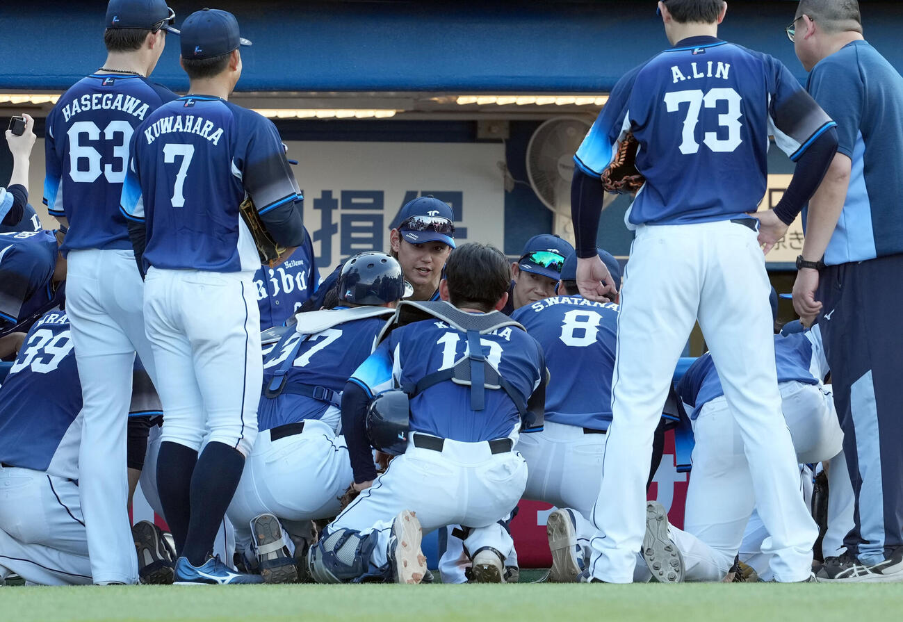 ヤクルト対西武　円陣で声だしをする西武西川愛也（撮影・たえ見朱実）