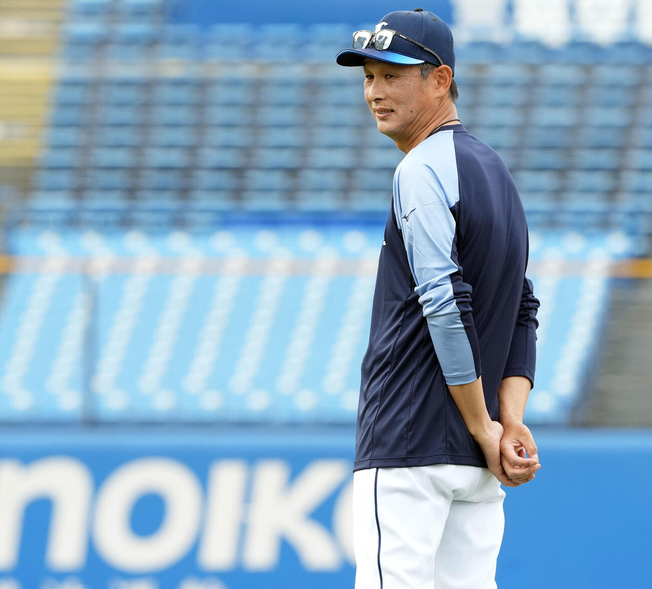 ヤクルト対西武　選手の動きを見る西武西口文也監督（撮影・たえ見朱実）