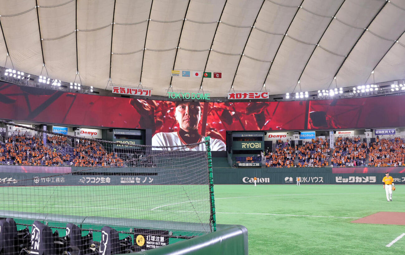試合前のスターティングメンバー発表時に流れる巨人阿部慎之助前監督の映像（撮影・野上伸悟）