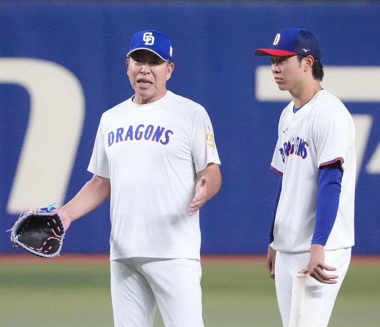 プロ野球交流戦中日対楽天　試合前、井上一樹監督（左）と言葉を交わす高橋宏斗（撮影・森本幸一）＝2026年5月26日