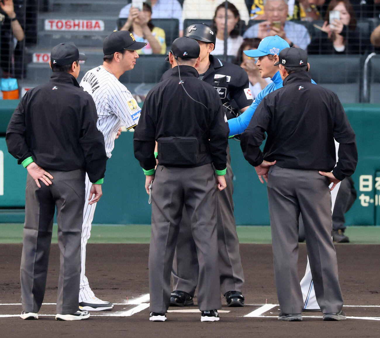 阪神対日本ハム　メンバー表の最終確認で顔を合わせ握手する阪神藤川球児監督（左）と日本ハム新庄剛志監督（撮影・加藤哉）