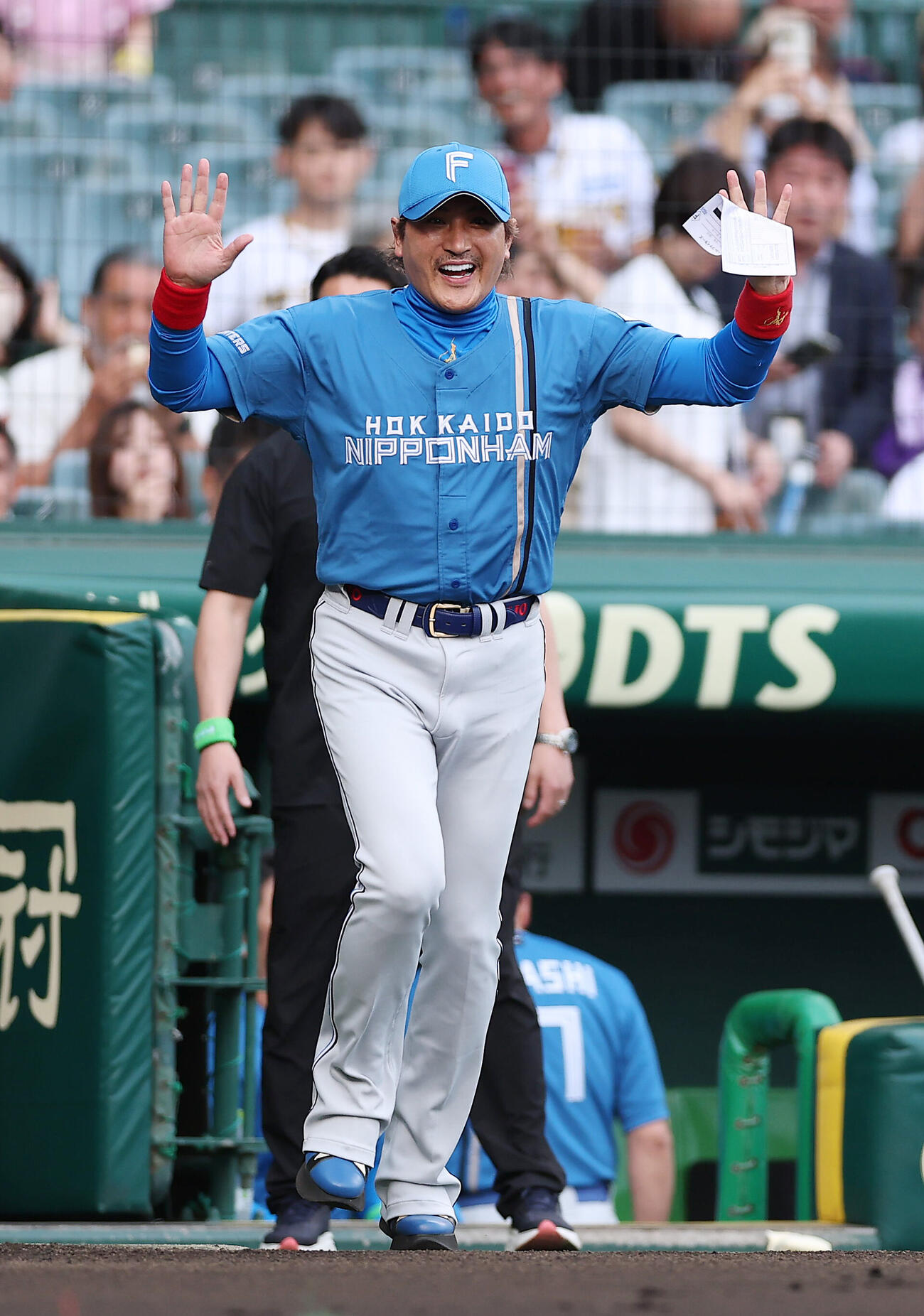 阪神対日本ハム　試合前、メンバー表交換に向かう日本ハム新庄剛志監督（撮影・前田充）